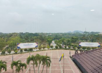 KUALITI udara dan jarak penglihatan di sekitar Kompleks Seri Negeri di Ayer Keroh, Melaka bertambah baik selepas hujan. - UTUSAN/MUHAMMAD SHAHIZAM TAZALI