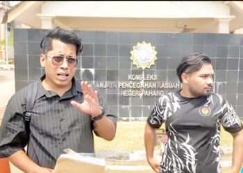 HASLIHELMY DM Zulhasli (kiri) membuat laporan SPRM berhubung isu pencerobohan skim tanah rakyat Sungai Padi di Pejabat SPRM Pahang di Kuantan, Pahang.