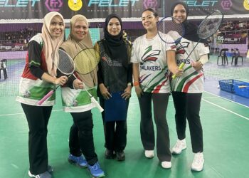 TENGKU Ilisha Ameera Al-Sultan Abdullah Ri’ayatuddin al-Mustafa Billah Shah (dua dari kanan) dan Che Puan Panglima Puteri Suraiya Afzan Mohamed Moiz (kanan) bergambar bersama peserta pasukan lawan pada Kejohanan Badminton Piala Tengku Ilisha 2.0 di Dewan Persatuan Badminton Pahang di Kuantan, Pahang.