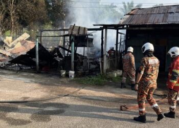 BEBERAPA anggota bomba melakukan pemadaman lima buah rumah kedai yang terbakar di Batu Dua, Jalan Jerantut-Benta di Jerantut, Pahang.