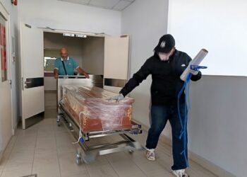 MAYAT kanak-kanak lelaki berusia enam tahun yang ditemukan di Rompin, Jempol semalam dibawa ke Johor Bahru, Johor selepas selesai proses bedah siasat di Hospital Rembau, semalam. -UTUSAN/NOR AINNA HAMZAH