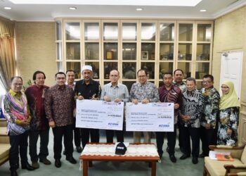 WAN ROSDY Wan Ismail (tengah) selepas mengumumkan dividen saham KOSMA bagi tahun 2024 di Wisma Sri Pahang di Kuantan, Pahang. - FOTO/SHAIKH AHMAD RAZIF