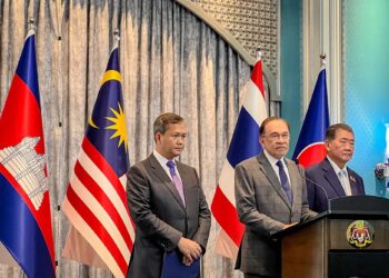 Anwar Ibrahim menerusi sidang akhbar bersama Perdana Menteri Kemboja, Hun Manet (kiri) dan Pemangku Perdana Menteri Thailand, Phumtham Wechayachai selepas sesi mesyuarat khas yang berlangsung di Kompleks Seri Perdana, Putrajaya. - UTUSAN/KAMARIAH KHALIDI