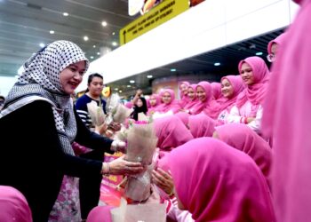 FADHLINA Sidek ketika ditemui selepas menyambut kepulangan kumpulan Orkestra Sekolah Seri Puteri, SPWinds yang menerima Anugerah Emas dalam Festival Orkestra Dunia ke-11, di KLIA, malam tadi.