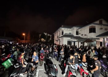 ANGGOTA polis memeriksa penunggang motosikal dalam Operasi Bersepadu Samseng Jalanan yang dilaksanakan di sekitar Jalan Persiaran Senawang 1 dan Jalan Senawang 19, Seremban tadi.-GAMBAR/IHSAN PDRM