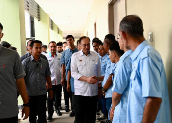 ANWAR Ibrahim (tengah) semasa menghadiri perjumpaan bersama Ketua Cabang PKR Terengganu, Kelantan dan Pahang secara tertutup di sebuah hotel, di Kuala Nerus, Terengganu hari ini. -UTUSAN/PUQTRA HAIRRY