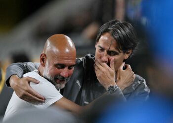BOS Manchester City, Pep Guardiola (kiri) bersalaman dengan ketua jurulatih Al Hilal, Simone Inzaghi ketika perlawanan bola sepak pusingan 16 Piala Kelab Dunia FIFA 2025 di Stadium Camping World, Orlando hari ini. - AFP