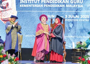 MENTERI Pendidikan, Fadhlina Sidek menyampaikan skrol kepada Aisyah Humaira’ Mohd. Aqbal dari Institut Pendidikan Guru Kampus Darulaman ketika Istiadat Konvokesyen ke-15 Institut Pendidikan Guru, Kementerian Pendidikan Malaysia (IPG,KPM) di Bangi Avenue Convention Centre (BACC), semalam. – UTUSAN/AMIR KHALID