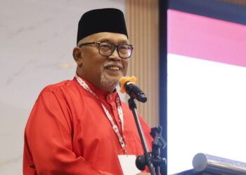 IZUDIN Ishak berucap pada Majlis Perasmian Mesyuarat Perwakilan UMNO Setiawangsa di UTM Hotel & Residence, Kuala Lumpur, hari ini. - UTUSAN/SHIDDIEQIIN ZON