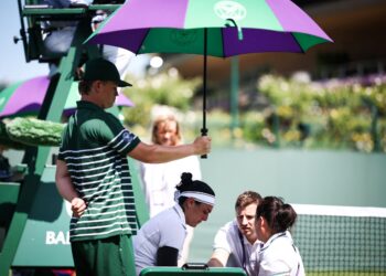 ONS Jabeur menerima rawatan semasa perlawanan tenis pusingan pertama perseorangan wanita menentang pemain Bulgaria, Viktoriya Tomova pada Kejohanan Wimbledon 2025 di The All England Lawn Tennis and Croquet Club, Wimbledon semalam. - AFP