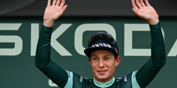 JASPER Philipsen meraikan kejayaan di podium dengan jersi hijau sebagai pelumba pecut terbaik peringkat ke-2 perlumbaan berbasikal Tour de France di Boulogne-sur-Mer, Perancis pada Ahad lalu. - AFP