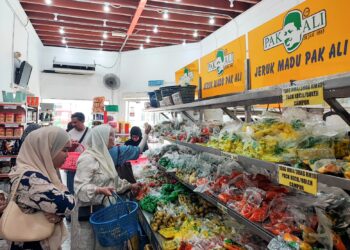 ORANG ramai tidak melepaskan peluang membeli pelbagai jenis jeruk yang dijual di kedai D'Jeruk Kita di George Town, Pulau Pinang.-UTUSAN/IQBAL HAMDAN
