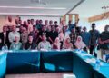 DZULKEFLY Ahmad (duduk tiga kiri) bergambar bersama wakil-wakil penduduk kampung Tanah Rizab Melayu di daerah Johor Bahru dan Kulai di Hotel V8, di Johor Bahru. UTUSAN/BAAZLAN IBRAHIM