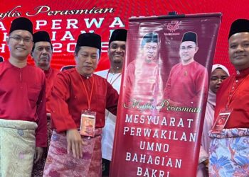 AHMAD MASLAN (dua dari kiri) melakukan gimik perasmian Mesyuarat Perwakilan UMNO Bahagian Bakri di sini hari ini.