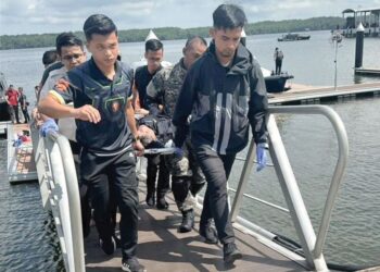 PASUKAN penyelamat membawa mangsa kejadian helikopter terhempas berhampiran Sungai Pulai, Gelang Patah, Johor, semalam.-UTUSAN/RAJA JAAFAR ALI