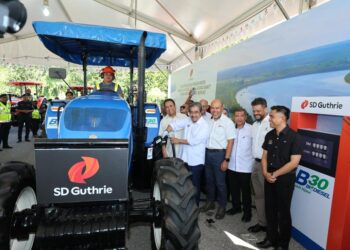 JOHARI Abdul Ghani (depan kiri) memasukkan Minyak Biodiesel Sawit B30 ke dalam tangki kenderaan pada majlis peluncuran Projek Rintis Biodiesel Sawit B30 di Golden Hope Academy, Pulau Carey  semalam. - UTUSAN/AMIR KHALID