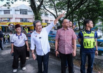 JOHARI Abdul Ghani (tengah) bersama Pengerusi Persatuan Penduduk Pangsapuri Anggerik E2 Kg Desa Pandan, Shaaripuddin Yub Kamaruddin (dua kiri) meninjau kawasan yang bakal dirobohkan susulan pelaksaan projek pembesaran jalan oleh DBKL di Jalan 2/76, Desa Pandan, Kuala Lumpur hari ini.-UTUSAN/M. FIRDAUS M. JOHAR
