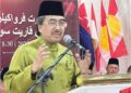 JOHARI Abdul Ghani merasmikan Mesyuarat Perwakilan UMNO Bahagian Parit Sulong di Taman Seri Sulong, Batu Pahat, semalam.