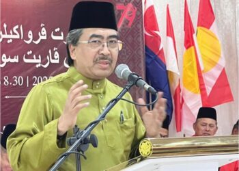 JOHARI Abdul Ghani merasmikan Mesyuarat Perwakilan UMNO Bahagian Parit Sulong di Taman Seri Sulong, Batu Pahat, semalam.