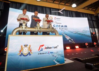 MD Derick Basir (dari kiri) bersama Pegawai Daerah Johor Bahru, Mohd Masni Wakiman dan Pengerusi Lembaga Pelabuhan Johor, Dr. Rosnan Fathlal pada gimik perasmian peluasan kemudahan jeti cecair baharu di Johor Port.