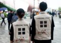 KAKITANGAN Expo 2025 memakai jaket tenaga solar ketika bertugas di Osaka, Jepun.-AGENSI