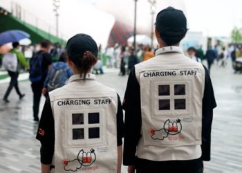 KAKITANGAN Expo 2025 memakai jaket tenaga solar ketika bertugas di Osaka, Jepun.-AGENSI