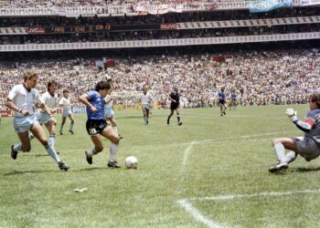 Penyerang Argentina, Diego Armando Maradona (tiga dari kiri) berjaya melepasi pertahanan England, Terry Butcher (kiri) sebelum menuju kepenjaga gol, Peter Shilton dalam aksi suku akhir Piala Dunia 1986 di Mexico City. - AFP