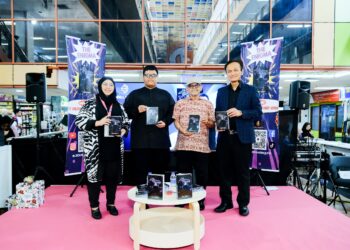 MUHAMAD Johan Mohd Haniff (dua, kiri) pada pelancaran novel The Enigma di Pesta Buku Kanak-Kanak Selangor 2025, bertempat di Kompleks PKNS, Shah Alam, hari ini