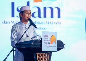 MUHAMMAD Kamil Abdul Munim berucap pada Karnival Kesenian Islam dan Malam Mahabbah Madani Parlimen Tambun di Ipoh semalam. - UTUSAN/MUHAMAD NAZREEN SYAH MUSTHAFA