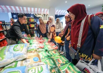 PENGUNJUNG tertarik dengan tawaran istimewa jualan harga beras yang diadakan di reruai FGV Holdings Bhd. bersempena Karnival Mega 3 Dimensi (MK3D) di MITEC, Kuala Lumpur, semalam.