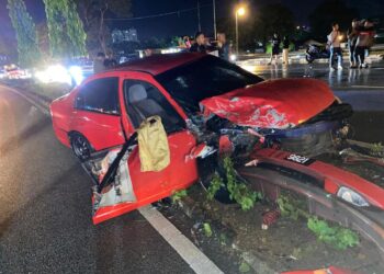 KEADAAN kenderaan yang terlibat kemalangan di di Jalan Kemajuan, Kuala Terengganu.