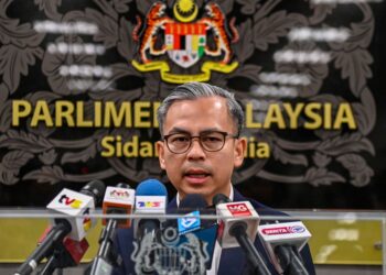 FAHMI Fadzil bercakap dalam sidang akhbar mingguan di Bangunan Parlimen, Kuala Lumpur.