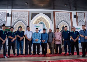 ZAKARIA Ahmad Zabidi (empat dari kiri) dan Faudzinaim Badaruddin (lima dari kiri) pada Majlis Pengisytiharan Kelulusan Mendirikan Solat Jumaat di Surau Madani R&R Seremban Arah Selatan, Lebuhraya Utara Selatan di Seremban semalam. – UTUSAN/SADDAM YUSOFF