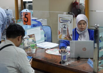 SEBAGAI penjawat awam, kita tidak boleh duduk selesa dengan cara lama; sebaliknya, kita perlu bergerak seiring dengan kehendak dan perubahan semasa.