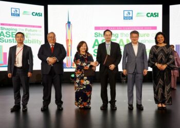 LIEW Chin Tong (dua kanan) pada majlis perasmian Persidangan Mampan Pelaburan Bertanggungjawab dan Mampan (SRI) SIDC-CASI 2025 di Suruhanjaya Sekuriti, semalam. - UTUSAN/FAUZI BAHARUDIN