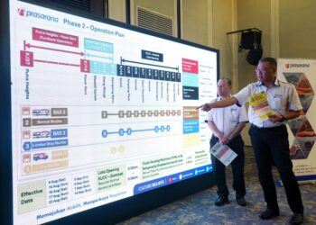 NOR Azmi Mohd. Yusof (kanan) dan Prodyut Dutt (kiri) memberi penerangan kerja-kerja naik taraf sistem pada taklimat pengumuman kerja-kerja penaiktarafan sistem semboyan laluan Kelana Jaya di Menara Prasarana, Ara Damansara di sini semalam. – UTUSAN/FAUZI BAHARUDIN