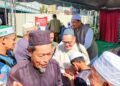 MOHD. Amar Nik Abdullah bersalaman dengan orang ramai selepas selesai menyampaikan Kuliah Pagi Jumaat di Medan Ilmu, Kota Bharu, Kelantan. – UTUSAN/MUSTAQIM MOHAMED