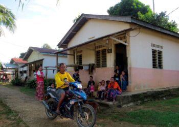 PENDUDUK Orang Asli di RPS Pasik, Gua Musang, Kelantan mendakwa berdepan masalah gangguan telefon dan internet yang lemah. - UTUSAN/AIMUNI TUAN LAH