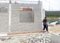 MOHD. Badly Nordin memantau pembinaan rumah ibunya di Lot 9, Kampung Kuala Sungai Baru Puchong, semalam. – UTUSAN/HANAFI ZULKEFLI