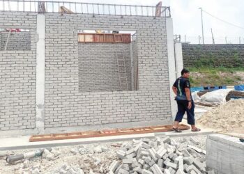 MOHD. Badly Nordin memantau pembinaan rumah ibunya di Lot 9, Kampung Kuala Sungai Baru Puchong, semalam. – UTUSAN/HANAFI ZULKEFLI