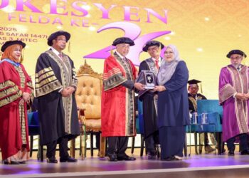 Ahmad Zahid Hamidi (tiga kiri) menyerahkan Anugerah Inspirasi Alumni kepada Nurshahidah Ibrahim (tiga kanan) pada Majlis Konvokesyen Kolej Yayasan Felda Ke-26 di Pusat Pameran dan Perdagangan Antarabangsa Malaysia (Mitec), Kuala Lmpur, semalam. – UTUSAN/FARIZ RUSADIO