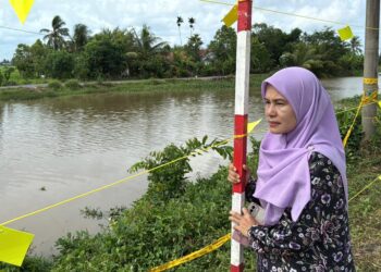 NAZRIAH Abdul Razak mengimbau kembali cerita duka kehilangan bapanya 37 tahun lalu akibat kemalangan di tempat sama dengan tragedi enam beranak lemas di Sungai Korok, Jitra. – UTUSAN/SHAHIR NOORDIN