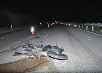  

MOTOSIKAL ditunggang mangsa terbabas sebelum dirempuh pacuan empat roda dalam kemalangan di Kilometer 207.2 Lebuhraya Pantai Timur (LPT) hala Kuantan di Kuantan, Pahang.