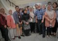 WARTAWAN Meja Mahkamah mengambil kesempatan bergambar dengan Ketua Hakim Negara, Tun Tengku Maimun Tuan Mat selepas beliau bersara secara rasmi di Istana Kehakiman, Putrajaya.-UTUSAN/FAIZ ALIF