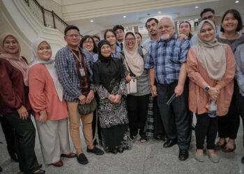 WARTAWAN Meja Mahkamah mengambil kesempatan bergambar dengan Ketua Hakim Negara, Tun Tengku Maimun Tuan Mat selepas beliau bersara secara rasmi di Istana Kehakiman, Putrajaya.-UTUSAN/FAIZ ALIF