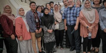 WARTAWAN Meja Mahkamah mengambil kesempatan bergambar dengan Ketua Hakim Negara, Tun Tengku Maimun Tuan Mat selepas beliau bersara secara rasmi di Istana Kehakiman, Putrajaya.-UTUSAN/FAIZ ALIF