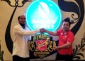 NIK Hafiz Naim Nik Hassan (kanan) menyerahkan logo KRW FC sebagai simbolik penajaan daripada Nasken Coffe diketuai  Ketua Jabatan Pemasaran Nasken Coffee Al Amin Hazimi Mohamad Ali di Kota Bharu, malam tadi. - UTUSAN/MUSTAQIM MOHAMED