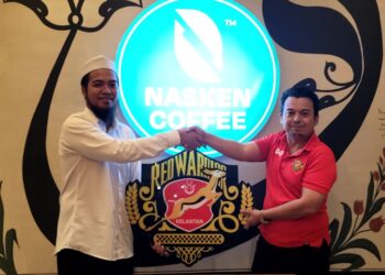 NIK Hafiz Naim Nik Hassan (kanan) menyerahkan logo KRW FC sebagai simbolik penajaan daripada Nasken Coffe diketuai  Ketua Jabatan Pemasaran Nasken Coffee Al Amin Hazimi Mohamad Ali di Kota Bharu, malam tadi. - UTUSAN/MUSTAQIM MOHAMED