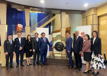 PHILIP Lim (empat dari kiri) bersama wakil syarikat ketika penyenaraian di Bursa Malaysia, hari ini. - UTUSAN/SABRINA ZULKIFLI
