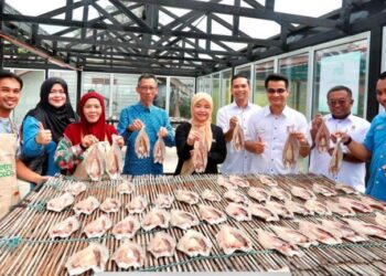 ARHAM Abdullah (tiga dari kanan) bersama peserta ikan bekok di Pantai Geting, Tumpat. - UTUSAN/TOREK SULONG